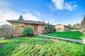 Quaint Renton Home about 15 Mi to Downtown Seattle!